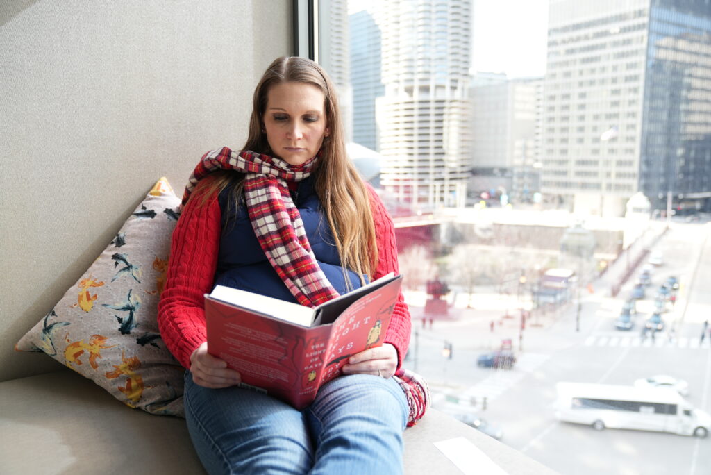 Lisa of Troy Reading The Light of Days by Judy Batalion